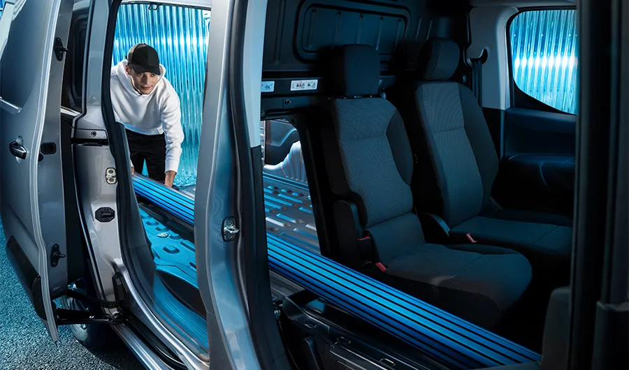 HIGH MODULARITY OF CAB  AND CARGO SPACE